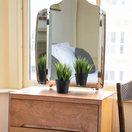 Grand Victorian House Sleeps 12 Near North Bay بيت للعطل