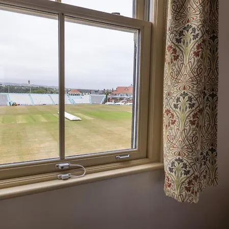 Grand Victorian House Sleeps 12 Near North Bay *