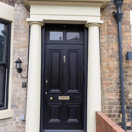 Grand Victorian House Sleeps 12 Near North Bay بيت للعطل *