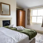 Grand Victorian House Sleeps 12 Near North Bay *