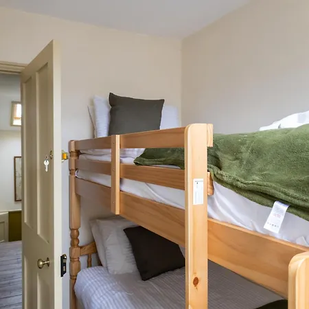 Grand Victorian House Sleeps 12 Near North Bay *