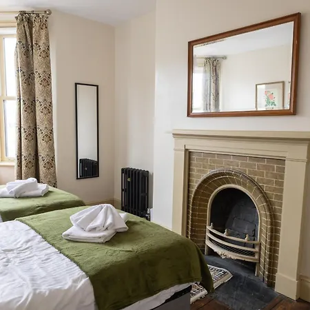 Grand Victorian House Sleeps 12 Near North Bay Ferienhaus