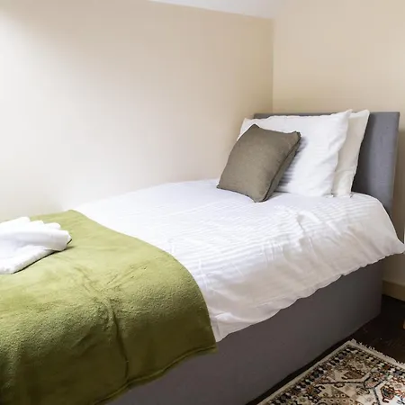 Grand Victorian House Sleeps 12 Near North Bay