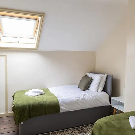 Grand Victorian House Sleeps 12 Near North Bay