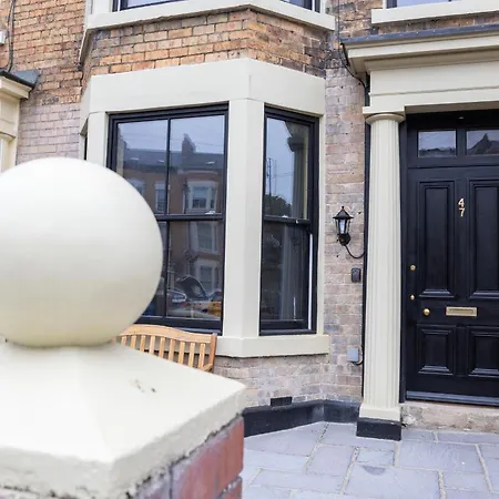 Grand Victorian House Sleeps 12 Near North Bay