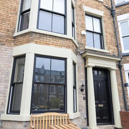 Grand Victorian House Sleeps 12 Near North Bay