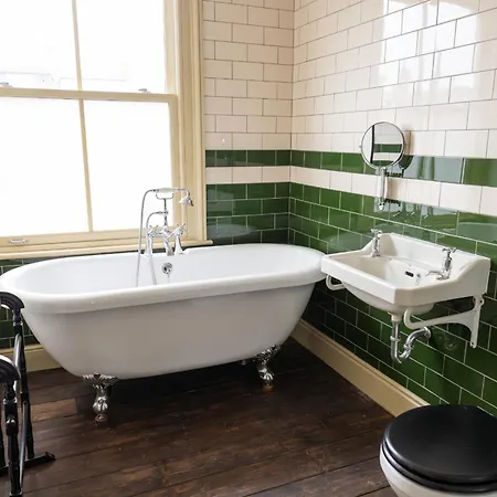 Grand Victorian House Sleeps 12 Near North Bay Scarborough