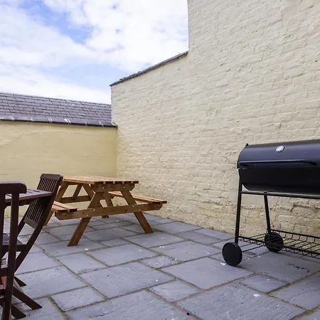 Grand Victorian House Sleeps 12 Near North Bay *