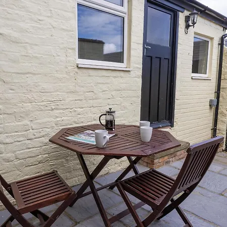 Grand Victorian House Sleeps 12 Near North Bay *