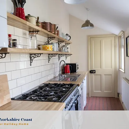 Grand Victorian House Sleeps 12 Near North Bay *