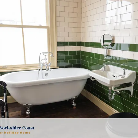 Hébergement de vacances Grand Victorian House Sleeps 12 Near North Bay *