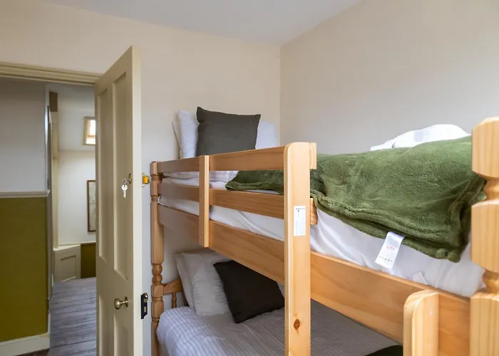 Grand Victorian House Sleeps 12 Near North Bay *