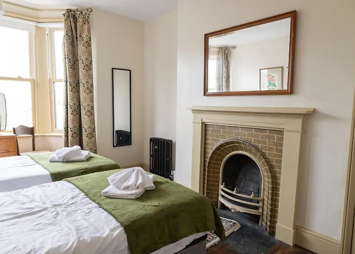 Grand Victorian House Sleeps 12 Near North Bay Hébergement de vacances