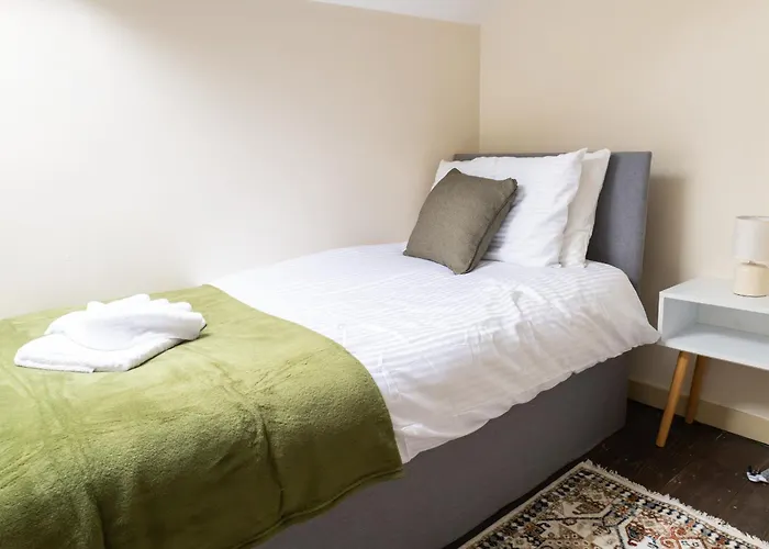 Grand Victorian House Sleeps 12 Near North Bay