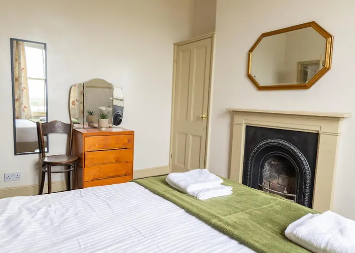 Grand Victorian House Sleeps 12 Near North Bay Hébergement de vacances Scarborough