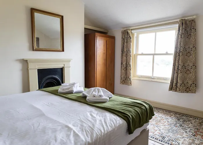 Grand Victorian House Sleeps 12 Near North Bay *