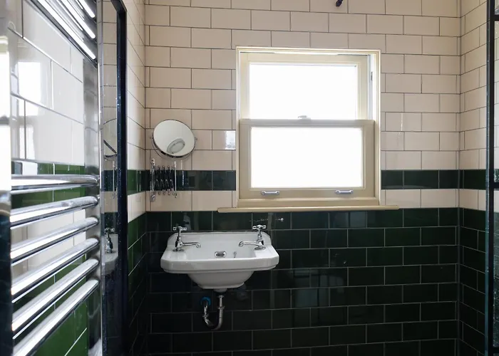 Grand Victorian House Sleeps 12 Near North Bay Hébergement de vacances