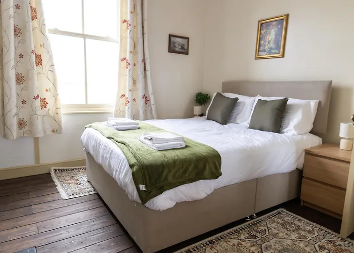 Grand Victorian House Sleeps 12 Near North Bay *