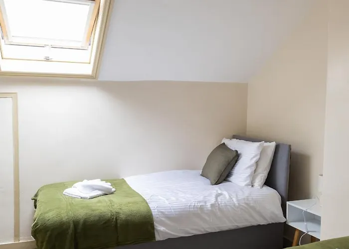 Grand Victorian House Sleeps 12 Near North Bay