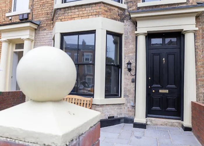 Grand Victorian House Sleeps 12 Near North Bay