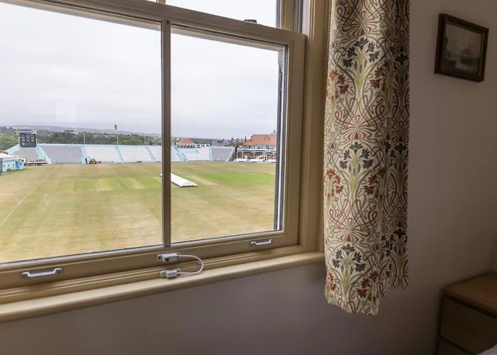 Grand Victorian House Sleeps 12 Near North Bay *