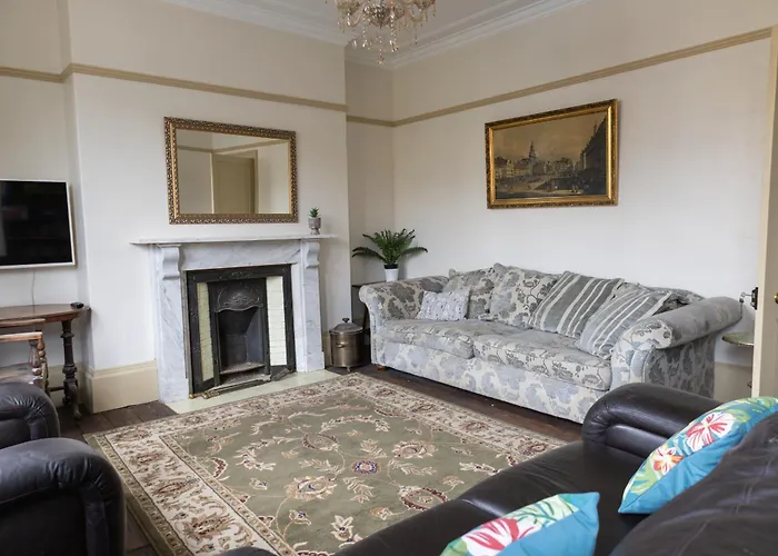 Grand Victorian House Sleeps 12 Near North Bay