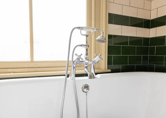 Grand Victorian House Sleeps 12 Near North Bay Hébergement de vacances *