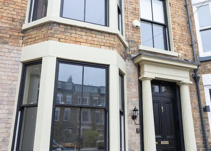 Grand Victorian House Sleeps 12 Near North Bay