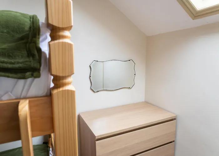 Grand Victorian House Sleeps 12 Near North Bay