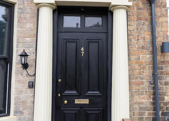 Grand Victorian House Sleeps 12 Near North Bay Hébergement de vacances *