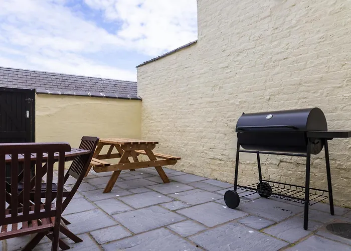 Grand Victorian House Sleeps 12 Near North Bay *