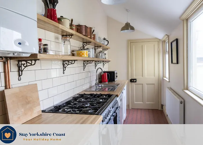 Grand Victorian House Sleeps 12 Near North Bay *