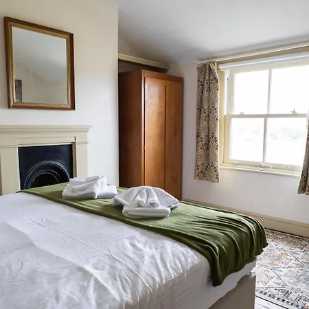 Grand Victorian House Sleeps 12 Near North Bay *