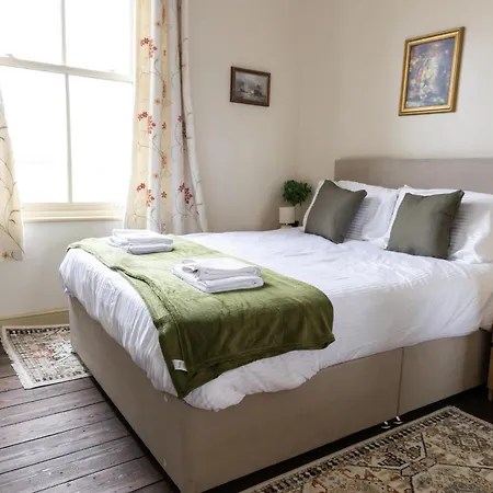 Grand Victorian House Sleeps 12 Near North Bay *