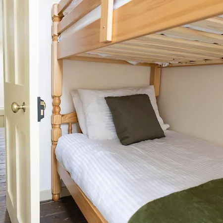 Grand Victorian House Sleeps 12 Near North Bay 스카버러