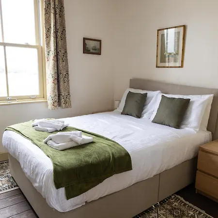 Grand Victorian House Sleeps 12 Near North Bay 펜션