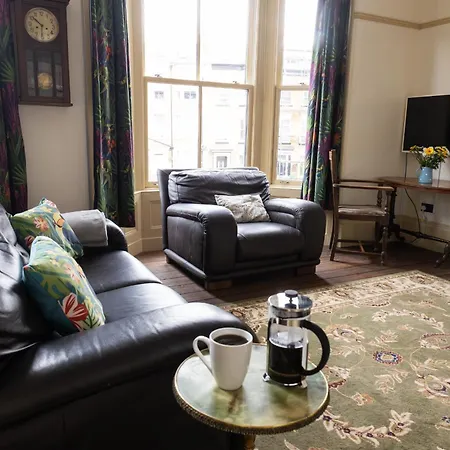 Grand Victorian House Sleeps 12 Near North Bay *